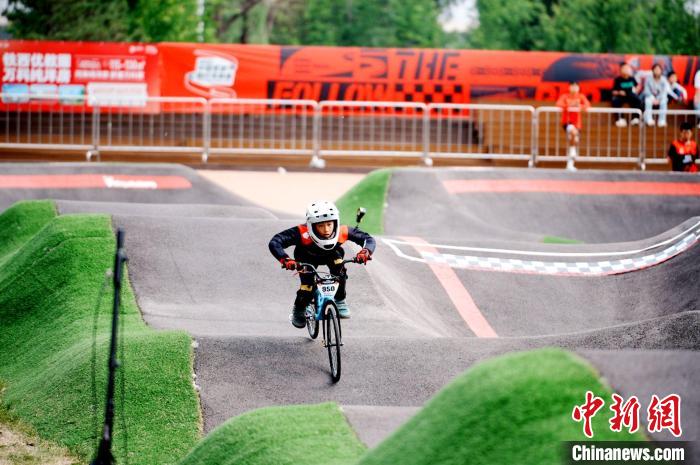 沈阳站中国泵道自行车联赛开赛，三百余名骑手