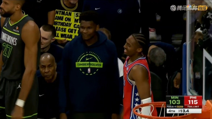 爱德华兹右膝伤病影响本场表现 球队遭遇关键失