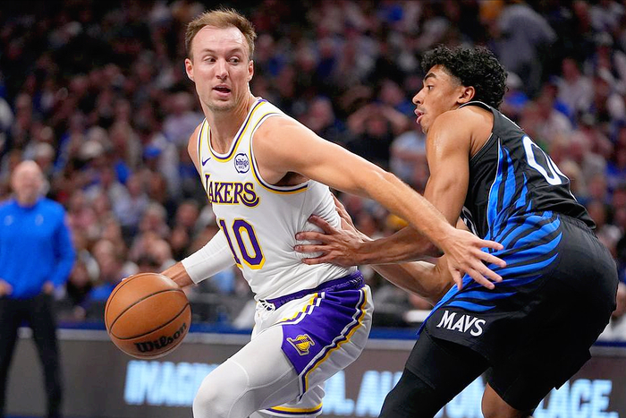 肯纳德三双救主！湖人残阵逼出全能表现