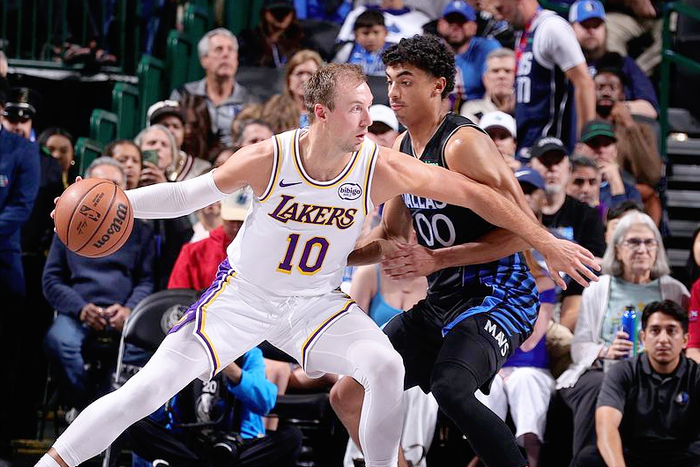 肯纳德三双救主！湖人残阵逼出全能表现