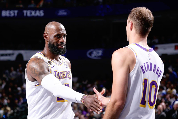 肯纳德三双救主！湖人残阵逼出全能表现