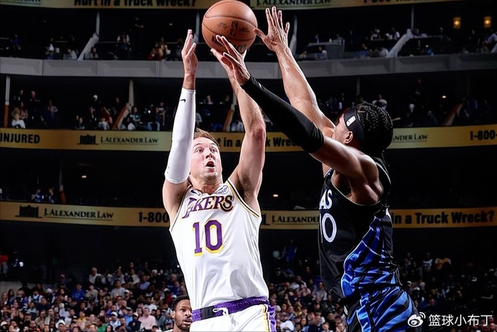 肯纳德三双救主！湖人残阵逼出全能表现