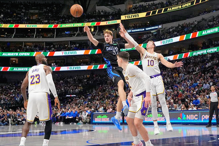 肯纳德三双救主！湖人残阵逼出全能表现