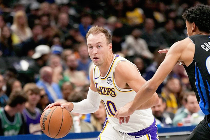 肯纳德三双救主！湖人残阵逼出全能表现