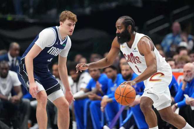 骑士大胜独行侠莫布利砍29分米切尔达成里程碑